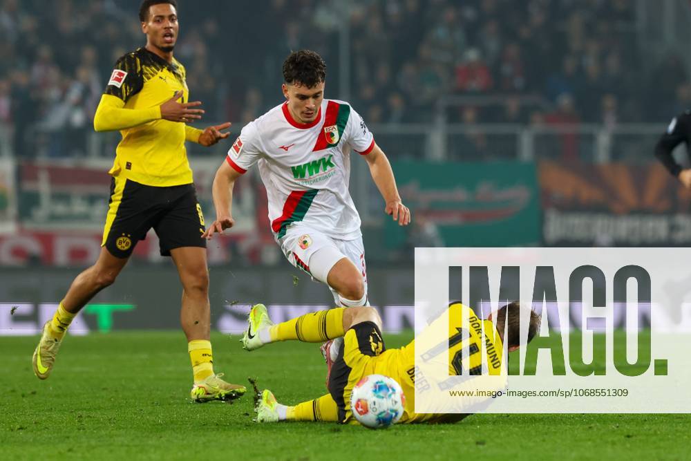 In duel, action, with Fabian Rieder 32 FC Augsburg , Maximilian Beier 14 Borussia Dortmund , FC Augsburg vs Borussia Dortmund, Football, 1 Bundesliga, 9 Matchday, 31 10 2025 DFB regulations prohibit any use of photographs as image sequences and or quasi video Augsburg Bayern Germany