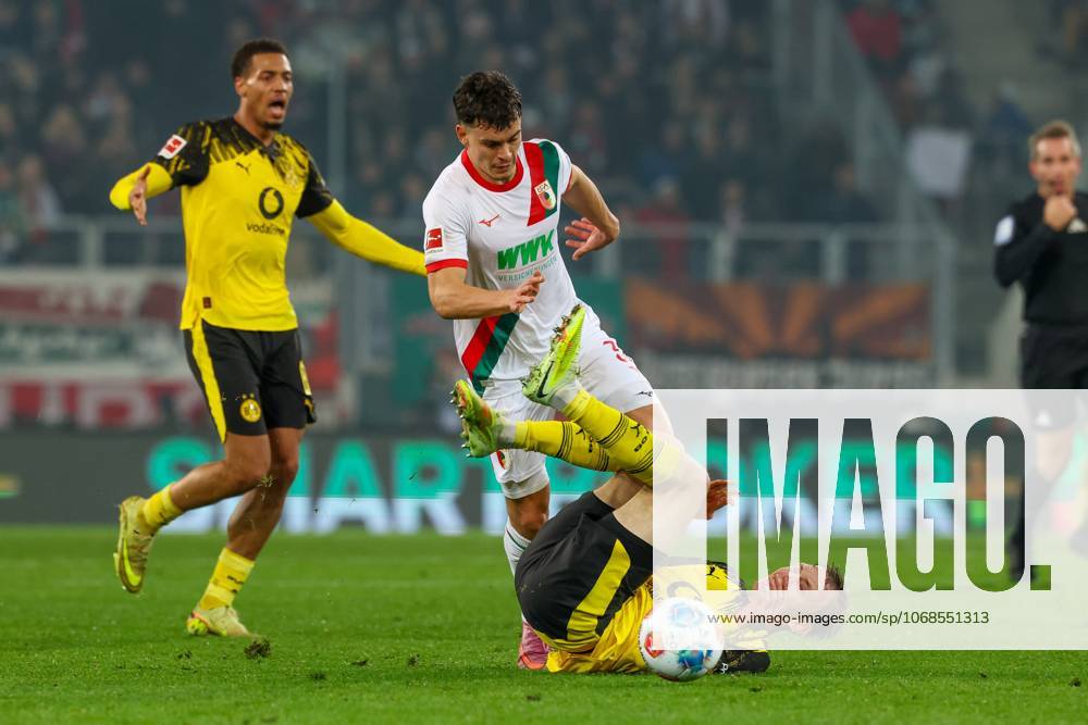 In duel, action, with Fabian Rieder 32 FC Augsburg , Maximilian Beier 14 Borussia Dortmund , FC Augsburg vs Borussia Dortmund, Football, 1 Bundesliga, 9 Matchday, 31 10 2025 DFB regulations prohibit any use of photographs as image sequences and or quasi video Augsburg Bayern Germany