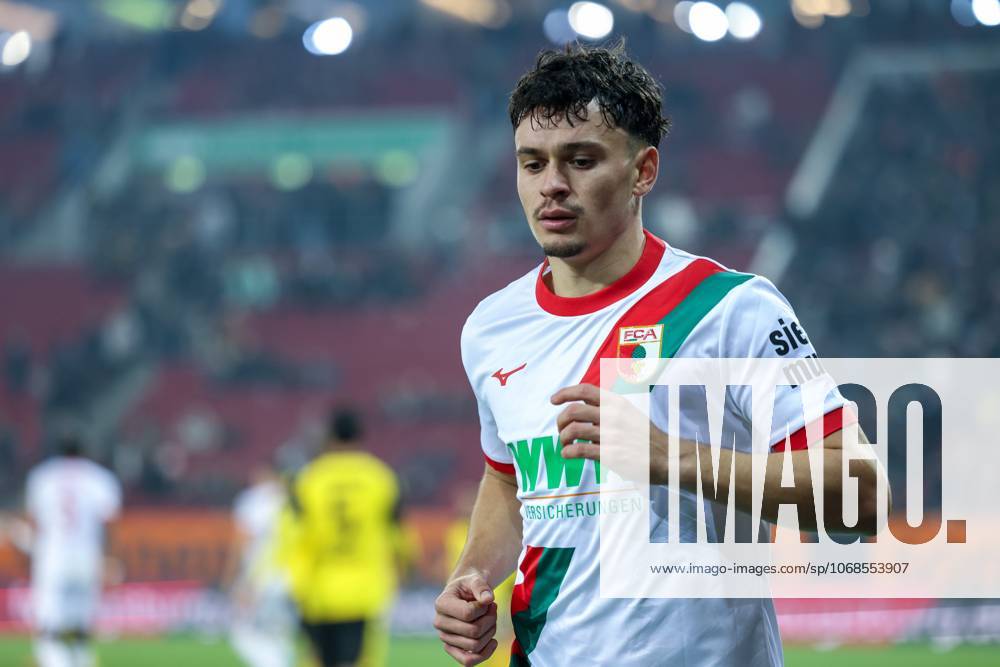 Fabian Rieder 32 FC Augsburg , FC Augsburg vs Borussia Dortmund, Football, Men, DFL, Bundesliga, Season 2025 2026, WWK Arena, Matchday 9, 31 10 2025 Augsburg Bayern Germany