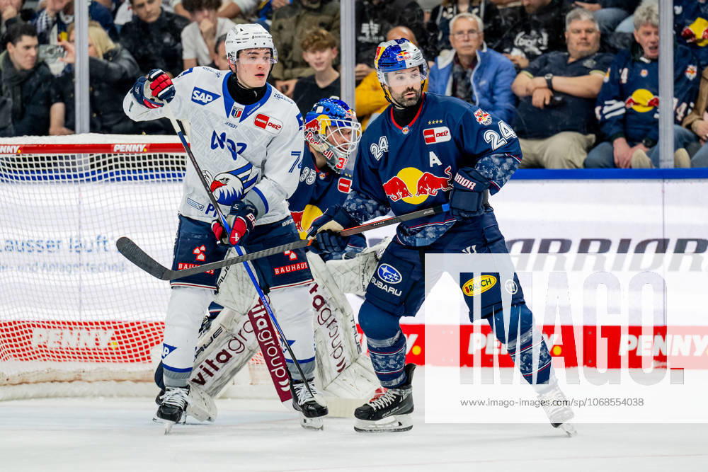 Ryan Murphy EHC Red Bull Muenchen, 24 defends against Justin Schuetz Adler Mannheim, 74 in front of Mathias Niederbergers goal Goalkeeper, EHC Red Bull Muenchen, 35 GER, EHC Red Bull Muenchen vs Adler Mannheim, Ice Hockey, DEL, Matchday 16, Season 2025 2026, 31 10 2025 GER, EHC Red Bull Muenchen vs Adler Mannheim, Ice Hockey, DEL, Matchday 16, Season 2025 2026, 31 10 2025 Muenchen