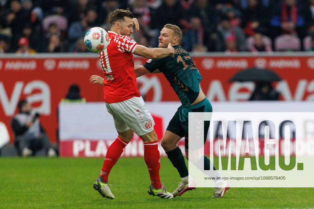 Marco Gruell SV Werder Bremen in a duel with Silvan Dominic Widmer FSV Mainz 05 , FSV Mainz 05 vs SV Werder Bremen, Football, 1 Bundesliga, Matchday 9, Season 2025 2026, 01 11 2025 DFB regulations prohibit any use of photographs as image sequences and or quasi video FSV Mainz 05 vs SV Werder Bremen, Football, 1 Bundesliga, Matchday 9, Season 2025 2026
