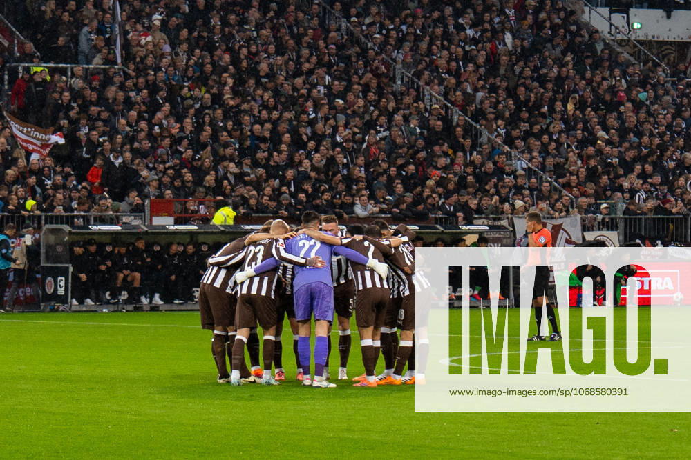 St Pauli team at the circle before kick-off, GER, FC St Pauli vs Borussia Moenchengladbach, Football, Bundesliga, Matchday 9, Season 2025 2026, 01 11 2025 DFL REGULATES PROHIBIT ANY USE OF PHOTOGRAPHS AS IMAGE SEQUENCES AND OR QUASI VIDEO GER, FC St Pauli vs Borussia Moenchengladbach, Football, Bundesliga, Matchday 9, Season 2025 2026, 01 11 2025 Hamburg