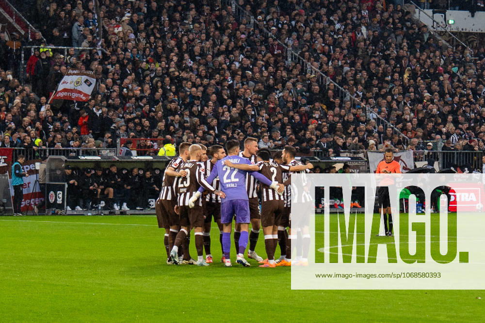 St Pauli team at the circle before kick-off, GER, FC St Pauli vs Borussia Moenchengladbach, Football, Bundesliga, Matchday 9, Season 2025 2026, 01 11 2025 DFL REGULATES PROHIBIT ANY USE OF PHOTOGRAPHS AS IMAGE SEQUENCES AND OR QUASI VIDEO GER, FC St Pauli vs Borussia Moenchengladbach, Football, Bundesliga, Matchday 9, Season 2025 2026, 01 11 2025 Hamburg
