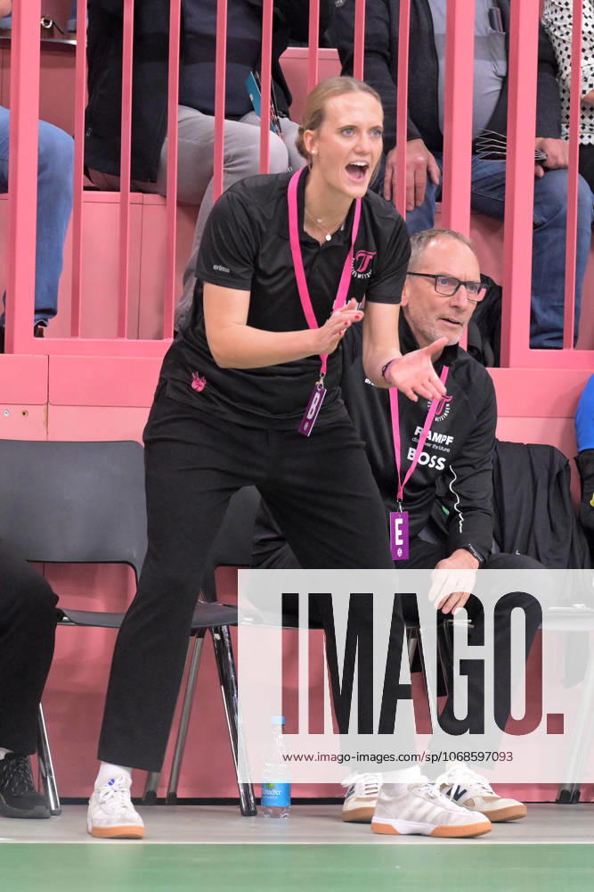 Miriam Hirsch TusSies Metzingen, Coach TusSies Metzingen vs Buxtehuder SV, Handball, Alsco HBF, 7 League Matchday, Season 2025 2026, 01 11 2025 TusSies Metzingen vs Buxtehuder SV, Handball, Alsco HBF, 7 League Matchday, Season 2025 2026, 01 11 2025 Tuebingen