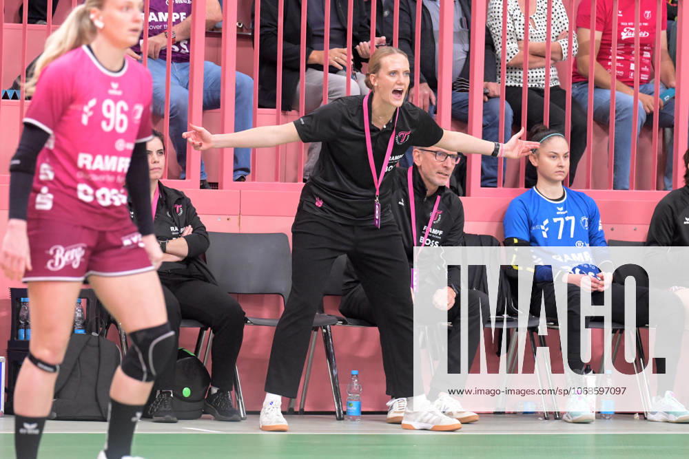Miriam Hirsch TusSies Metzingen, Coach TusSies Metzingen vs Buxtehuder SV, Handball, Alsco HBF, 7 League Matchday, Season 2025 2026, 01 11 2025 TusSies Metzingen vs Buxtehuder SV, Handball, Alsco HBF, 7 League Matchday, Season 2025 2026, 01 11 2025 Tuebingen