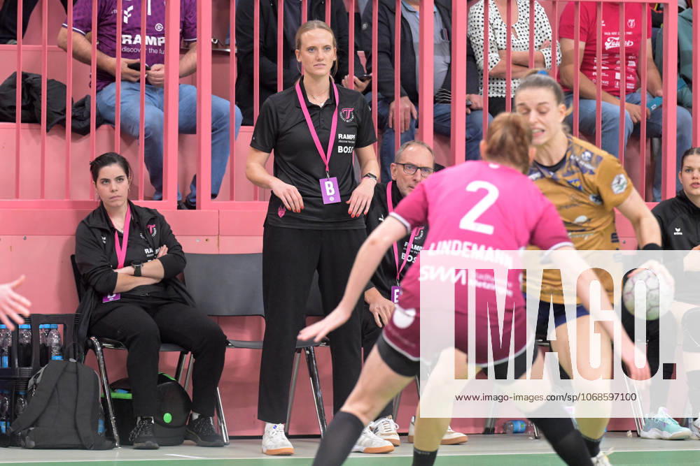 Miriam Hirsch TusSies Metzingen, Coach TusSies Metzingen vs Buxtehuder SV, Handball, Alsco HBF, 7 League Matchday, Season 2025 2026, 01 11 2025 TusSies Metzingen vs Buxtehuder SV, Handball, Alsco HBF, 7 League Matchday, Season 2025 2026, 01 11 2025 Tuebingen