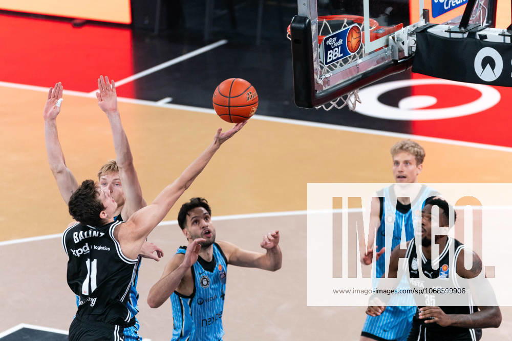 Richard Balint BMA365 Bamberg Baskets, 11 on a lay-up against Jared Grey Veolia Towers Hamburg, 08 and Benedikt Turudic Veolia Towers Hamburg, 44 , GER, Veolia Towers Hamburg vs BMA365 Bamberg Baskets, Basketball, Bundesliga, Matchday 6, Season 2025 2026, 01 11 2025 GER, Veolia Towers Hamburg vs BMA365 Bamberg Baskets, Basketball, Bundesliga, Matchday 6, Season 2025 2026, 01 11 2025 Hamburg