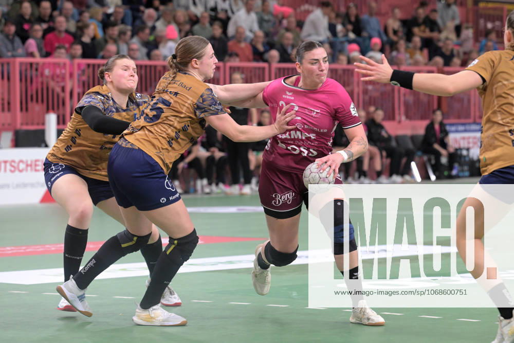 Gabriela Clausson Bitolo TusSies Metzingen, 22 vs Jolina Huhnstock Buxtehuder SV, 45 TusSies Metzingen vs Buxtehuder SV, Handball, Alsco HBF, 7 League Matchday, Season 2025 2026, 01 11 2025 TusSies Metzingen vs Buxtehuder SV, Handball, Alsco HBF, 7 League Matchday, Season 2025 2026, 01 11 2025 Tuebingen