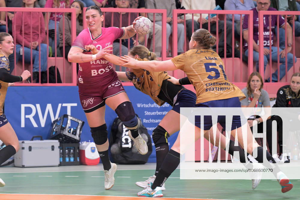 Gabriela Clausson Bitolo TusSies Metzingen, 22 vs Johanna Andresen Buxtehuder SV, 18 and Lin Elisabeth Lueck Buxtehuder SV, 51 TusSies Metzingen vs Buxtehuder SV, Handball, Alsco HBF, 7 League Matchday, Season 2025 2026, 01 11 2025 TusSies Metzingen vs Buxtehuder SV, Handball, Alsco HBF, 7 League Matchday, Season 2025 2026, 01 11 2025 Tuebingen