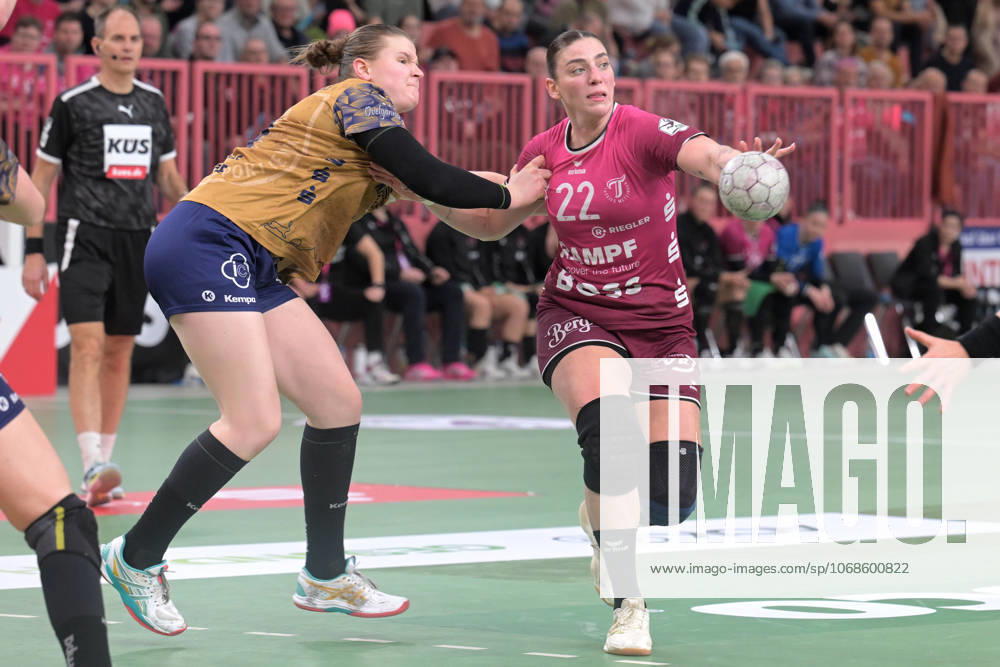 Gabriela Clausson Bitolo TusSies Metzingen, 22 vs Lin Elisabeth Lueck Buxtehuder SV, 51 TusSies Metzingen vs Buxtehuder SV, handball, Alsco HBF, 7 league matchday, 2025 2026 season, 01 11 2025 TusSies Metzingen vs Buxtehuder SV, handball, Alsco HBF, 7 league matchday, 2025 2026 season, 01 11 2025 Tuebingen