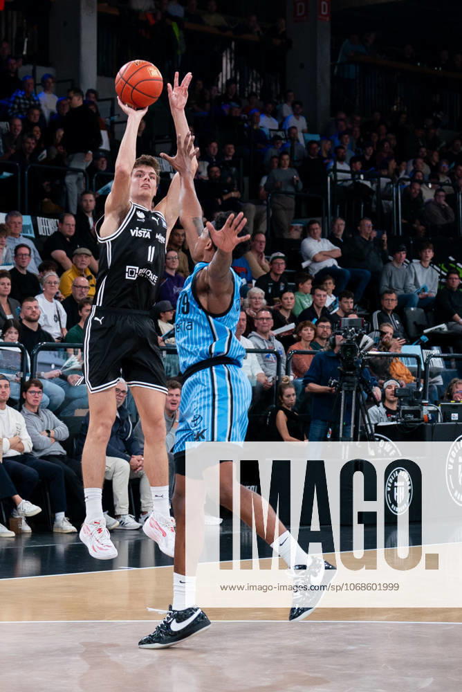 Richard Balint BMA365 Bamberg Baskets, 11 on throw against Justin Edler Davis Veolia Towers Hamburg, 19 , GER, Veolia Towers Hamburg vs BMA365 Bamberg Baskets, Basketball, Bundesliga, Matchday 6, Season 2025 2026, 01 11 2025 GER, Veolia Towers Hamburg vs BMA365 Bamberg Baskets, Basketball, Bundesliga, Matchday 6, Season 2025 2026, 01 11 2025 Hamburg