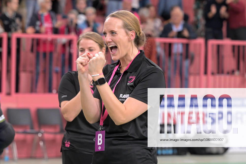 Miriam Hirsch TusSies Metzingen, Coach Cheers after the game and the home win TusSies Metzingen vs Buxtehuder SV, Handball, Alsco HBF, 7 League Matchday, Season 2025 2026, 01 11 2025 TusSies Metzingen vs Buxtehuder SV, Handball, Alsco HBF, 7 League Matchday, Season 2025 2026, 01 11 2025 Tuebingen