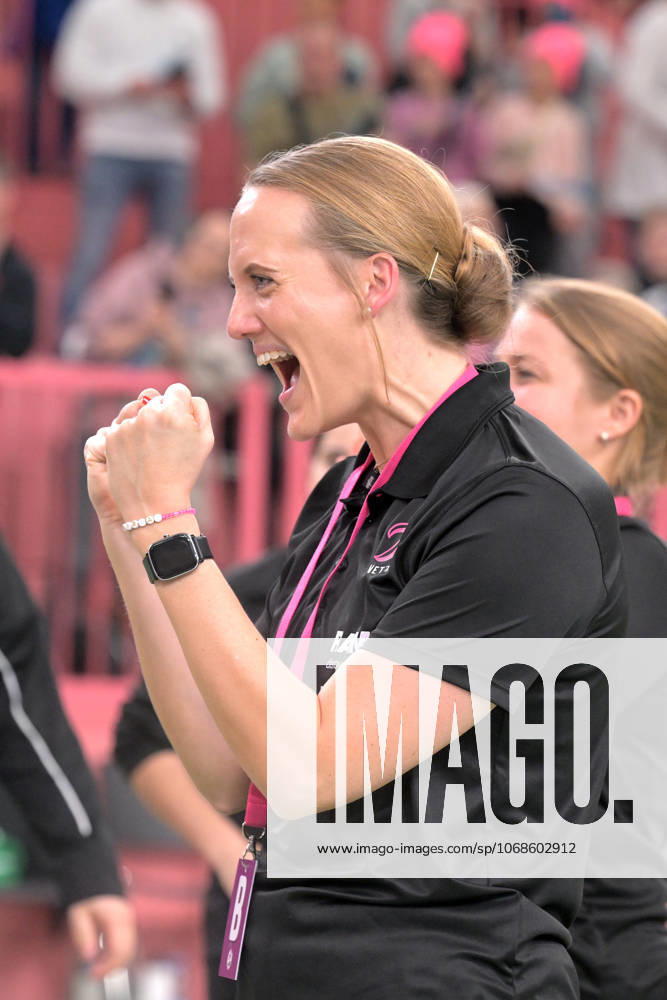 Miriam Hirsch TusSies Metzingen, Coach TusSies Metzingen vs Buxtehuder SV, Handball, Alsco HBF, 7 League Matchday, Season 2025 2026, 01 11 2025 TusSies Metzingen vs Buxtehuder SV, Handball, Alsco HBF, 7 League Matchday, Season 2025 2026, 01 11 2025 Tuebingen