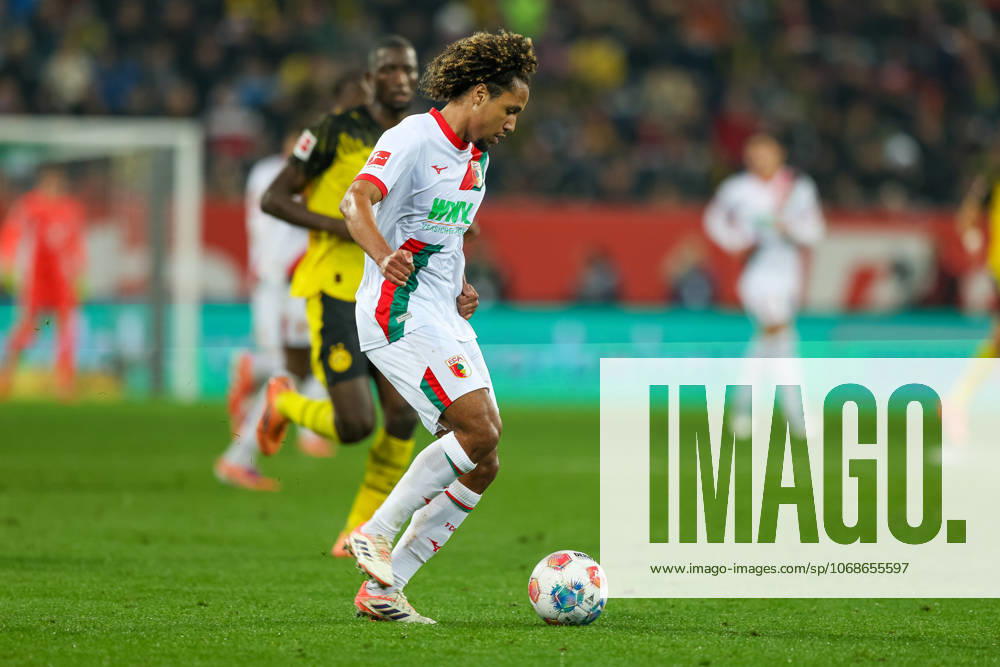 Han Noah Massengo FC Augsburg, 04 with ball, GER, FC Augsburg vs Borussia Dortmund, Football, Bundesliga, Matchday 9, Season 2025 2026, 31 10 2025,, GER, FC Augsburg vs Borussia Dortmund, Football, Bundesliga, Matchday 9, Season 2025 2026, 31 10 2025 Augsburg