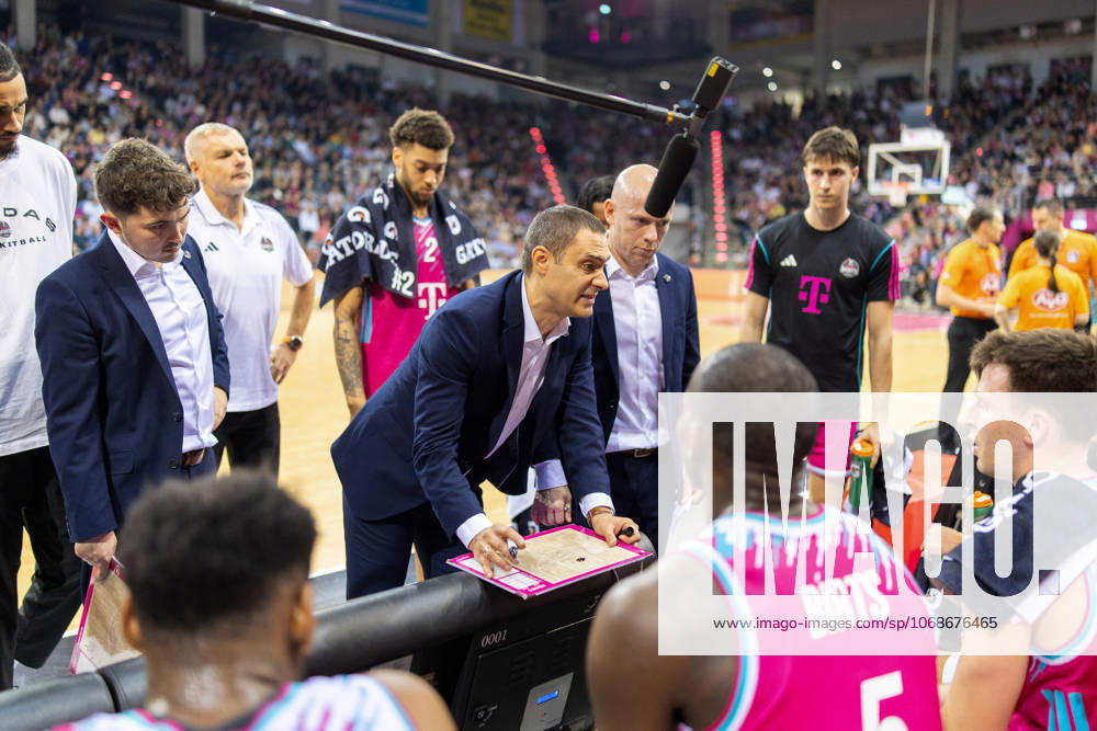 Marko Stankovic Telekom Baskets Bonn, Head Coach takes a time-out Telekom Baskets Bonn vs ALBA Berlin Basketball, Basketball, easy Credit BBL, 06 Matchday, 2025 2026, 02 11 2025 Telekom Baskets Bonn vs ALBA Berlin, Basketball, easy Credit BBL, 06 Matchday, 2025 2026, 02 11 2025 Bonn