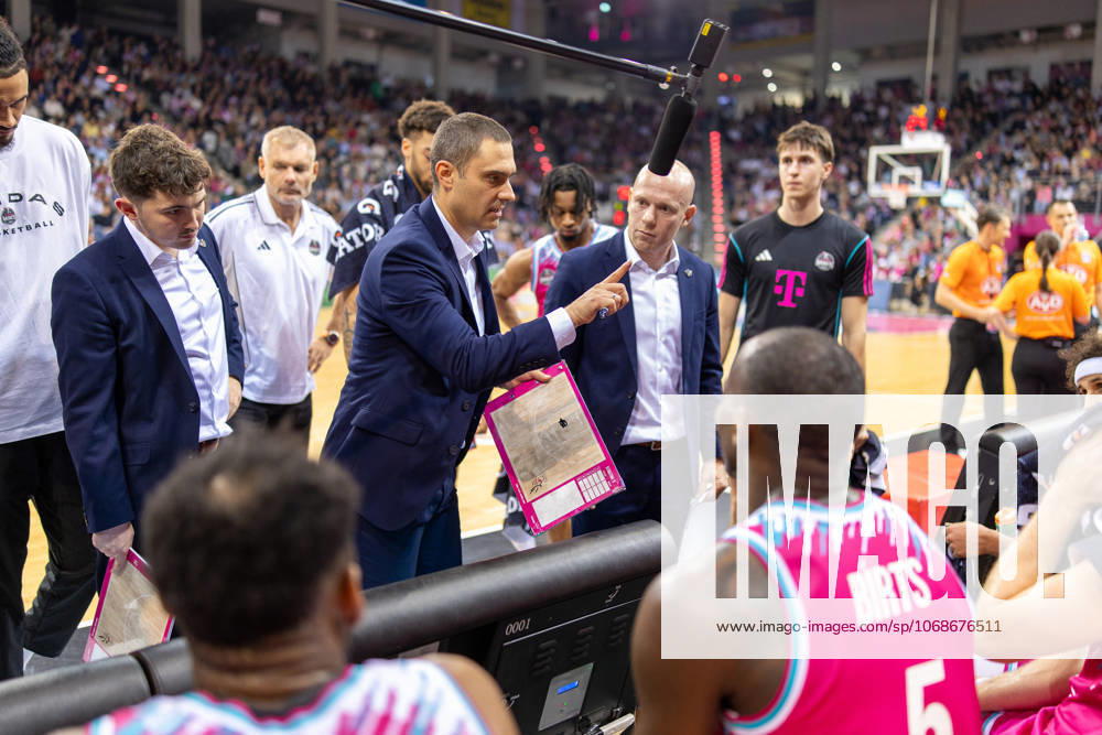 Marko Stankovic Telekom Baskets Bonn, Head Coach takes a time-out Telekom Baskets Bonn vs ALBA Berlin Basketball, Basketball, easy Credit BBL, 06 Matchday, 2025 2026, 02 11 2025 Telekom Baskets Bonn vs ALBA Berlin, Basketball, easy Credit BBL, 06 Matchday, 2025 2026, 02 11 2025 Bonn