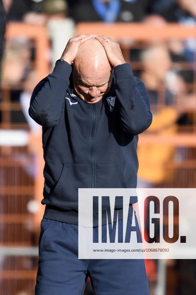 Trainer Uwe Roesler (VfL Bochum) enttaeuscht waehrend des spiels der 2. Bundesliga zwischen VfL Bochum und 1.FC Magdeburg , Vonovia Ruhrstadion am 02. November 2025 in Bochum, Deutschland. (Foto von Max Maiwald DeFodi Images) +++ Trainer Uwe Roesler (VfL Bochum) looks dejected during the 2. Bundesliga match between VfL Bochum and 1.FC Magdeburg at Vonovia Ruhrstadion on November 2, 2025 in Bochum, Germany. (Photo by Max Maiwald DeFodi Images) DFB DFL REGULATIONS PROHIBIT ANY USE OF PHOTOGRAPHS AS IMAGE SEQUENCES AND OR QUASI-VIDEO. (Photo by Max Maiwald DeFodi Images) Trainer Uwe Roesler VfL Bochum dejected during the 2 Bundesliga match between VfL Bochum and 1 FC Magdeburg , Vonovia Ruhrstadion on November 02, 2025 in Bochum, Germany Photo by Max Maiwald DeFodi Images Trainer Uwe Roesler VfL Bochum looks dejected during the 2 Bundesliga match between VfL Bochum and 1 FC Magdeburg at Vonovia Ruhrstadion on November 2, 2025 in Bochum, Germany Photo by Max Maiwald DeFodi Images DFB DFL REGULATIONS PROHIBIT ANY USE OF PHOTOGRAPHS AS IMAGE SEQUENCES AND OR QUASI VIDEO Photo by Max Maiwald DeFodi Images