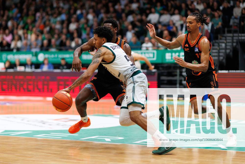 Eli Brooks Gladiators Trier in a duel with Tj Bamba Rasta Vechta and Alonzo Verge Jr Rasta Vechta , Vet Concept Gladiators Trier vs Rasta Vechta, Basketball, easyCredit BBL, Matchday 6, Season 2025 2026, 02 11 2025 Vet Concept Gladiators Trier vs Rasta Vechta, Basketball, easyCredit BBL, Matchday 6, Season 2025 2026