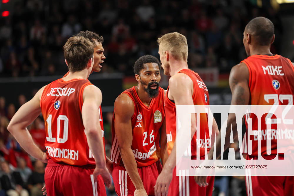 Oscar da Silva FC Bayern Basketball, 01 with Spencer Dinwiddie FC Bayern Basketball, 26 and Justinian Jessup FC Bayern Basketball, 10 , with Niels Giffey FC Bayern Basketball, 05 and Isiaha Mike FC Bayern Basketball, 22 , GER, FC Bayern Basketball vs MLP Academics Heidelberg, Basketball, easycredit Basketball Bundesliga, 6 Matchday, Season 2025 2026, 03 11 2025, GER, FC Bayern Basketball vs MLP Academics Heidelberg, Basketball, easycredit Basketball Bundesliga, 6 Matchday, Season 2025 2026, 03 11 2025 Munich