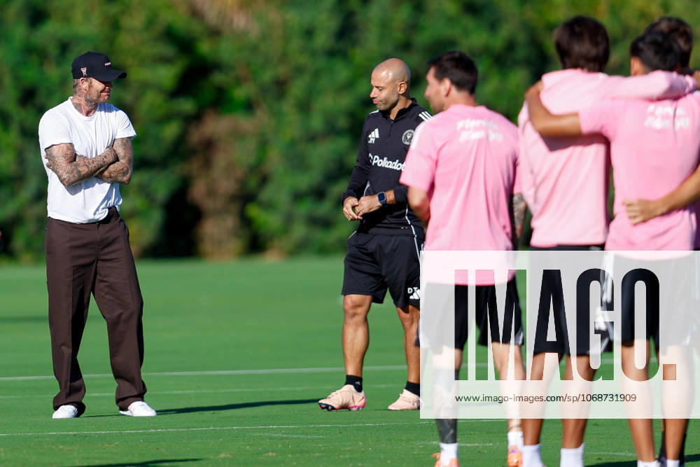 FORT LAUDERDALE, FL - OCTOBER 31: Inter Miami Co Owner, David Beckham, talks to Head Coach Javier Mascherano at an Inter Miami Training Session at Florida Blue Training Center on October 31, 2025 in Fort Lauderdale, Florida. (Photo by Chris Arjoon Icon Sportswire) SOCCER: OCT 31 MLS, Fussball Herren, USA Inter Miami CF Training Icon25103100128