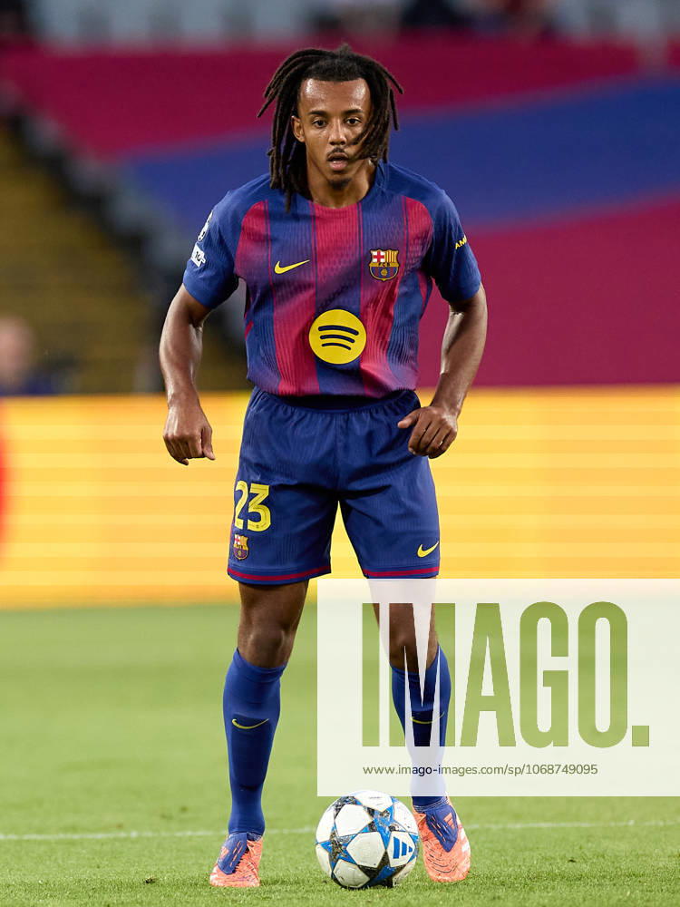 Jules Kounde of FC Barcelona, Barca in action during the UEFA Champions League match between FC Barcelona v Olympiakos Piraeus at the Lluis Companys Olympic Stadium on October 21, 2025 in Barcelona Spain. Barcelona Spain - ZUMAr232 20251021_zsp_r232_061