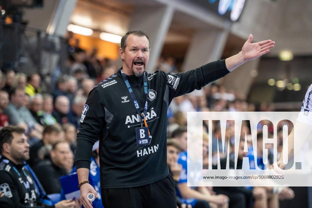 Misha Kaufmann TVB Stuttgart, coach gesticulating on the sidelines GER, TVB Stuttgart SG Flensburg Handewitt, DAIKIN HBL, Handball, Bundesliga, DHB Pokal Round of 16, Season 2025 2026, 05 11 2025 GER, TVB Stuttgart SG Flensburg Handewitt, DAIKIN HBL, Handball, Bundesliga, DHB Pokal Round of 16, Season 2025 2026, 05 11 2025 Stuttgart