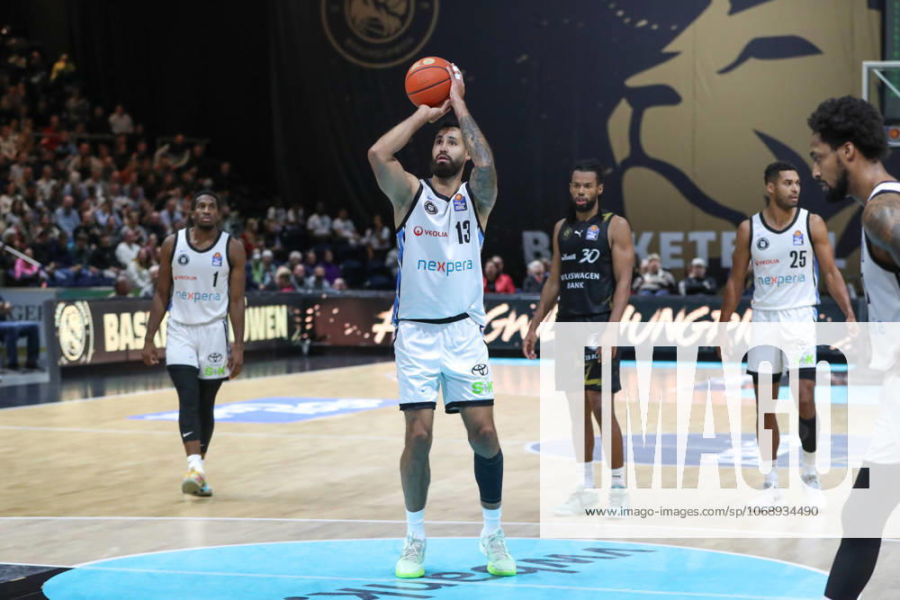 Basketball easyCredit BBL, Basketball Loewen Braunschweig Veolia Hamburg Towers, v l Martin Breunig Hamburg, 13 throws basket, throws, hits, basket, hits, scores Braunschweig