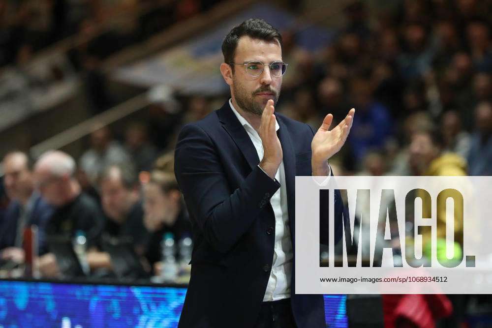 Basketball easyCredit BBL, Basketball Loewen Braunschweig Veolia Hamburg Towers, v l Benka Barloschky Hamburg, coach gives instructions, gesticulates with arms, gesticulate, gives instructions Braunschweig