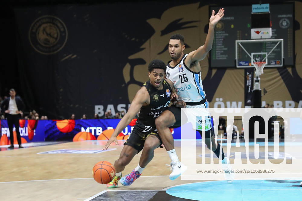 Basketball easyCredit BBL, Basketball Loewen Braunschweig Veolia Hamburg Towers, v l Grant Sherfield Braunschweig, 25 , Kenneth Ogbe Hamburg, 25 duel, duel, fight, tackle Braunschweig