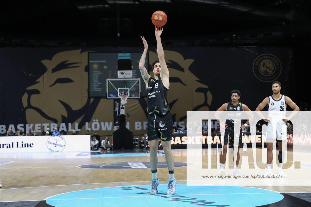 Basketball easyCredit BBL, Basketball Loewen Braunschweig Veolia Hamburg Towers, v l Joshua Obiesie Braunschweig, 8 throws basket, throws, hits, basket, hits, scores Braunschweig