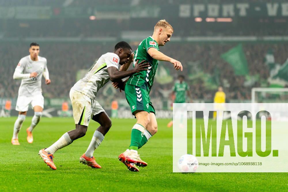 Marco Gruell SV Werder Bremen, 17 in duel, fight for the ball with Sael Kumbedi VfL Wolfsburg, 26 , GER, SV Werder Bremen vs VfL Wolfsburg, Soccer, Bundesliga, Matchday 10, Season 2025 2026, 07 11 2025 DFL REGULATES PROHIBIT ANY USE OF PHOTOGRAPHS AS IMAGE SEQUENCES AND OR QUASI VIDEO GER, SV Werder Bremen vs VfL Wolfsburg, Football, Bundesliga, Matchday 10, Season 2025 2026, 07 11 2025 Bremen