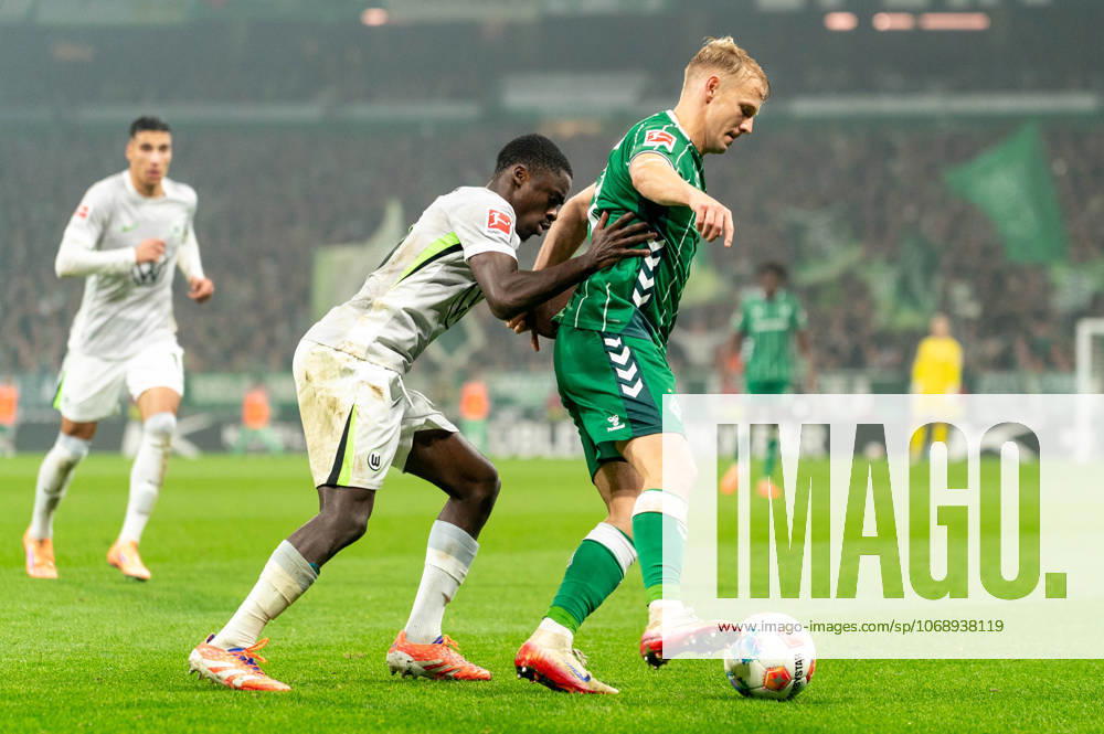 Marco Gruell SV Werder Bremen, 17 in duel, fight for the ball with Sael Kumbedi VfL Wolfsburg, 26 , GER, SV Werder Bremen vs VfL Wolfsburg, Soccer, Bundesliga, Matchday 10, Season 2025 2026, 07 11 2025 DFL REGULATES PROHIBIT ANY USE OF PHOTOGRAPHS AS IMAGE SEQUENCES AND OR QUASI VIDEO GER, SV Werder Bremen vs VfL Wolfsburg, Football, Bundesliga, Matchday 10, Season 2025 2026, 07 11 2025 Bremen