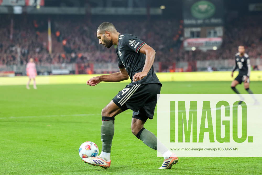Jonathan Tah FC Bayern Muenchen, 04 with ball, GER, 1 FC Union Berlin vs FC Bayern Muenchen, Football, Bundesliga, Matchday 10, Season 2025 2026, 08 11 2025, , GER, 1 FC Union Berlin vs FC Bayern Muenchen, Football, Bundesliga, Matchday 10, Season 2025 2026, 08 11 2025 Berlin