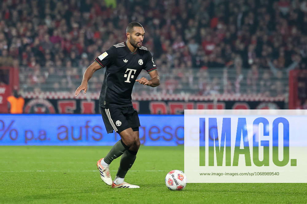 Jonathan Tah FC Bayern Muenchen, 04 with ball, GER, 1 FC Union Berlin vs FC Bayern Muenchen, Football, Bundesliga, Matchday 10, Season 2025 2026, 08 11 2025, , GER, 1 FC Union Berlin vs FC Bayern Muenchen, Football, Bundesliga, Matchday 10, Season 2025 2026, 08 11 2025 Berlin