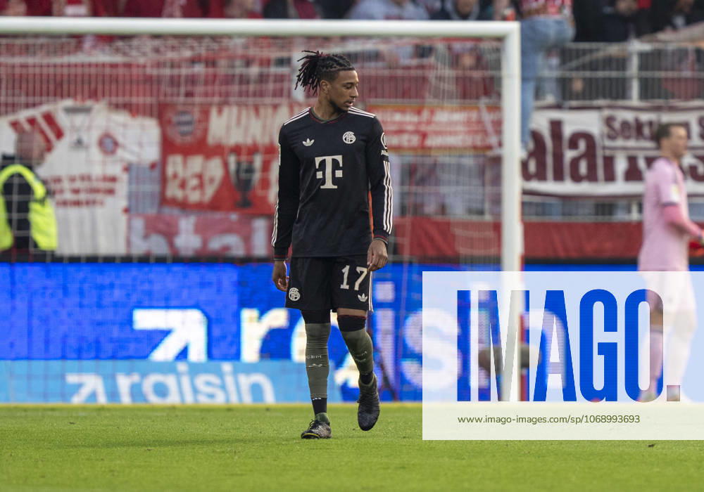 Michael Olise FC Bayern Muenchen, 17 looks disappointed 08 11 2025, 1 FC Union Berlin FC Bayern München, Football, 1 Bundesliga in Berlin, Stadion an der Alten Försterei DFL regulations prohibit any use of photographs as image sequences and or quasi video