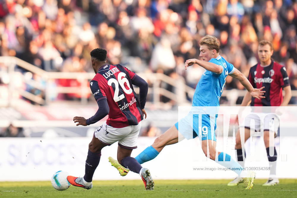NapoliÕs Rasmus Hojlund fights for the ball with Bologna s Jhon Lucumi during the Serie A soccer match between Bologna and Napoli at the Renato DallÕAra Stadium in Bologna, north Italy - Sunday, November 9, 2025 -