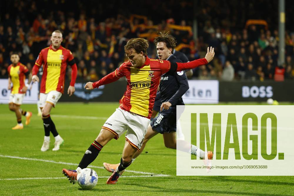 DEVENTER - (L-R) Melle Meulensteen of Go Ahead Eagles, Leo Sauer of Feyenoord during the Dutch Eredivisie match between Go Ahead Eagles and Feyenoord at De Adelaarshorst on November 9, 2025, in Deventer, Netherlands. ANP VINCENT JANNINK Eredivisie 2025-2026 ANPxSportx IVx 541703496 originalFilename: 541703496