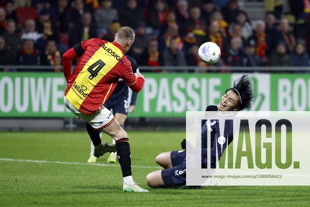 DEVENTER - (l-r) Joris Kramer of Go Ahead Eagles, Ayase Ueda of Feyenoord during the Dutch Eredivisie match between Go Ahead Eagles and Feyenoord at De Adelaarshorst on November 9, 2025, in Deventer, Netherlands. ANP VINCENT JANNINK Eredivisie 2025-2026 ANPxSportx IVx 541707672 originalFilename: 541707672