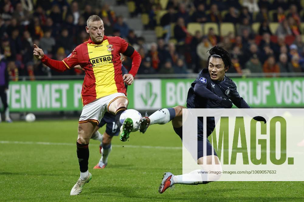 DEVENTER - (l-r) Joris Kramer of Go Ahead Eagles, Ayase Ueda of Feyenoord during the Dutch Eredivisie match between Go Ahead Eagles and Feyenoord at De Adelaarshorst on November 9, 2025, in Deventer, Netherlands. ANP VINCENT JANNINK Eredivisie 2025-2026 ANPxSportx IVx 541709249 originalFilename: 541709249