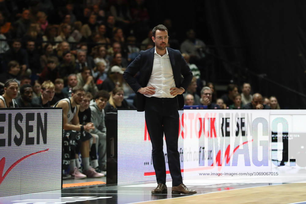 Basketball easyCredit BBL, Basketball Loewen Braunschweig Veolia Hamburg Towers, v l Benka Barloschky Hamburg, Coach Braunschweig
