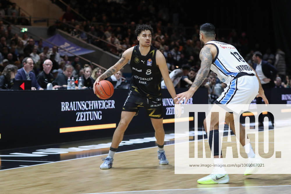 Basketball easyCredit BBL, Basketball Loewen Braunschweig Veolia Hamburg Towers, v l Jared Grey Hamburg, 8 Braunschweig