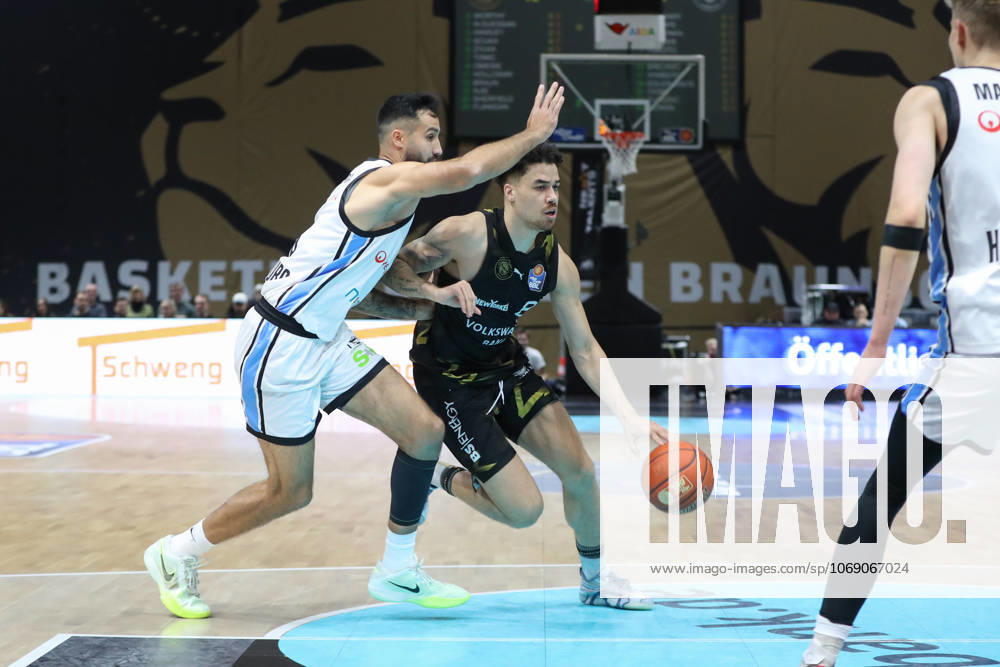 Basketball easyCredit BBL, Basketball Loewen Braunschweig Veolia Hamburg Towers, v l Martin Breunig Hamburg, 13 , Joshua Obiesie Braunschweig, 8 Braunschweig