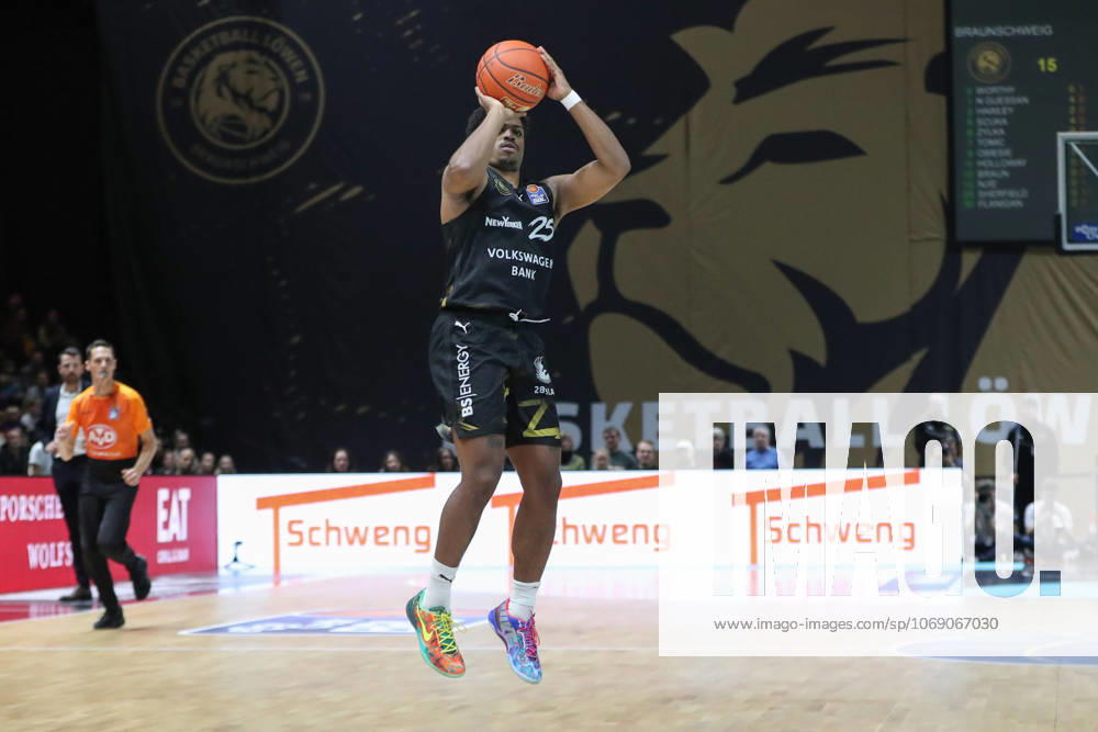 Basketball easyCredit BBL, Basketball Loewen Braunschweig Veolia Hamburg Towers, v l Kenneth Ogbe Hamburg, 25 Braunschweig