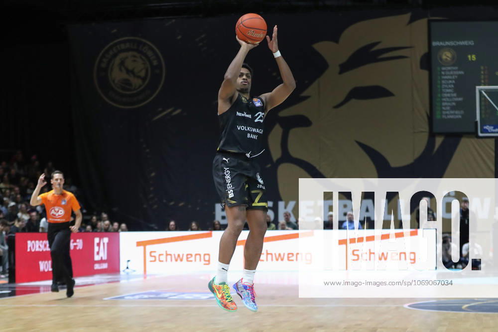 Basketball easyCredit BBL, Basketball Loewen Braunschweig Veolia Hamburg Towers, v l Kenneth Ogbe Hamburg, 25 Braunschweig