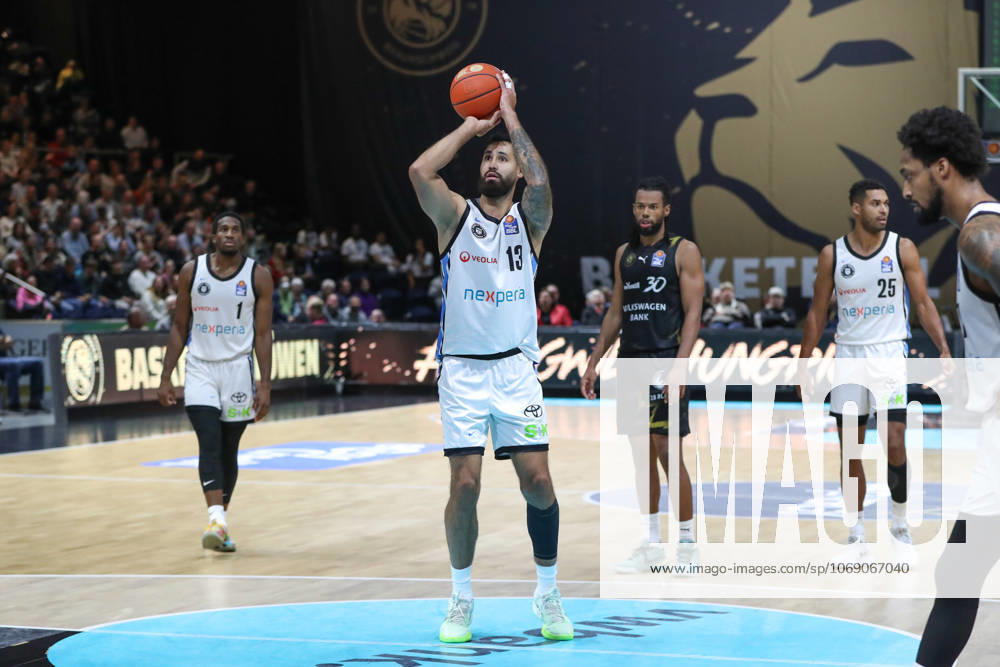 Basketball easyCredit BBL, Basketball Loewen Braunschweig Veolia Hamburg Towers, v l Martin Breunig Hamburg, 13 throws basket, throws, hits, basket, hits, scores Braunschweig