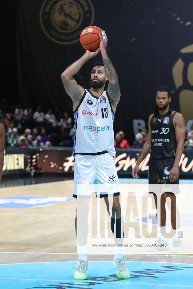 Basketball easyCredit BBL, Basketball Loewen Braunschweig Veolia Hamburg Towers, v l Martin Breunig Hamburg, 13 throws basket, throws, hits, basket, hits, scores Braunschweig