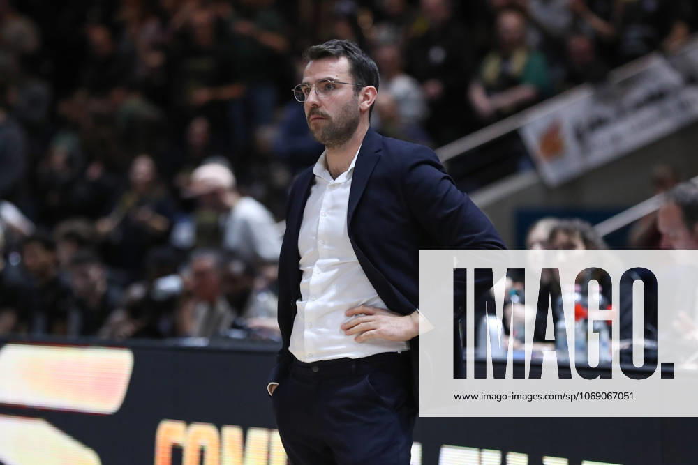 Basketball easyCredit BBL, Basketball Loewen Braunschweig Veolia Hamburg Towers, v l Benka Barloschky Hamburg, Coach Braunschweig