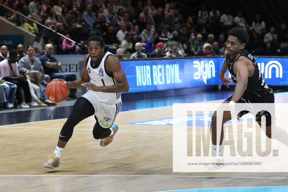 Basketball easyCredit BBL, Basketball Loewen Braunschweig Veolia Hamburg Towers, v l Carlos Stewart Hamburg, 1 Braunschweig