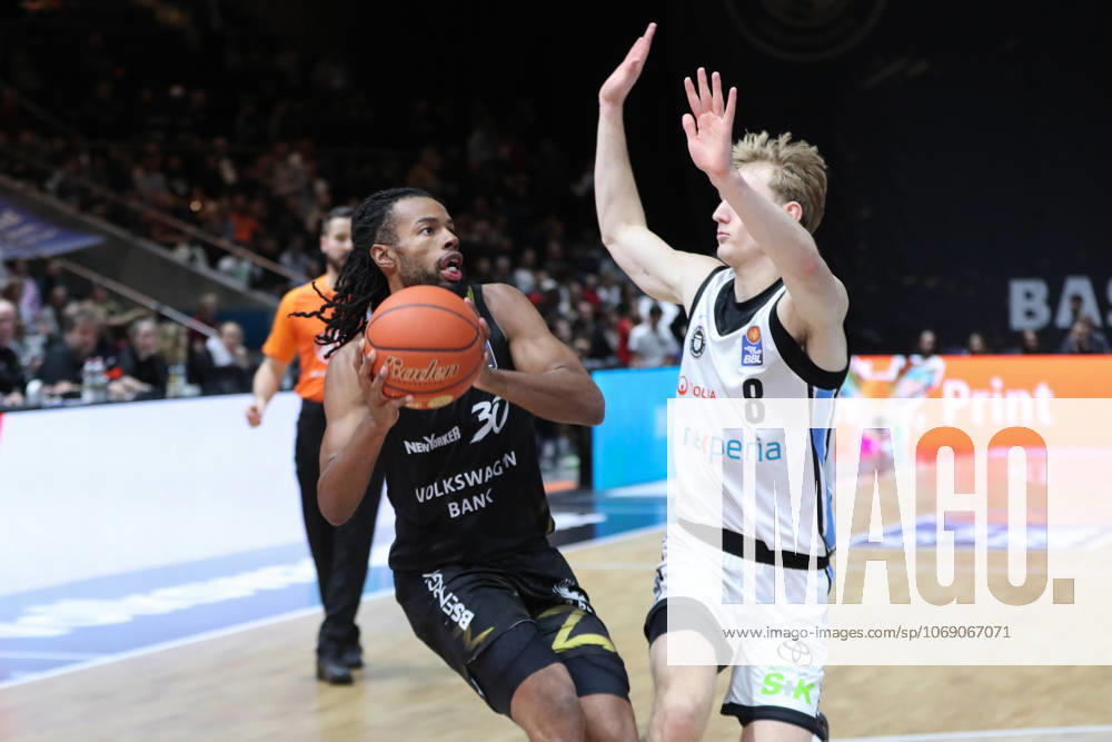 Basketball easyCredit BBL, Basketball Loewen Braunschweig Veolia Hamburg Towers, v l Chip Flanigan Braunschweig, 30 , Jared Grey Hamburg, 8 Braunschweig