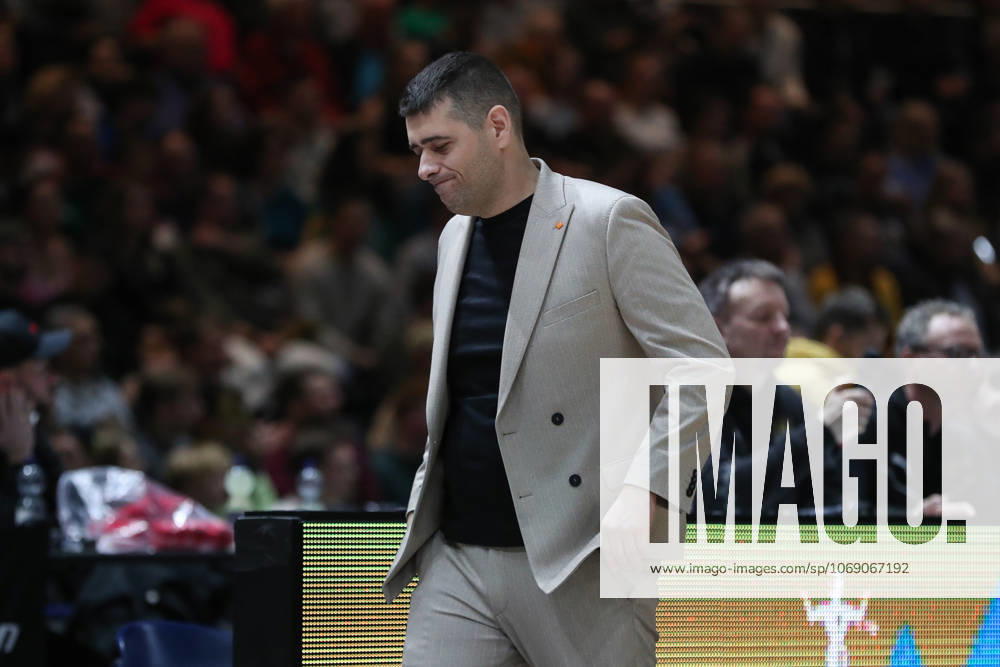Basketball easyCredit BBL, Basketball Loewen Braunschweig Veolia Hamburg Towers, v l Konstantin Papazoglou Braunschweig, coach disappointed, disappointed, looks disappointed, disappointed Braunschweig